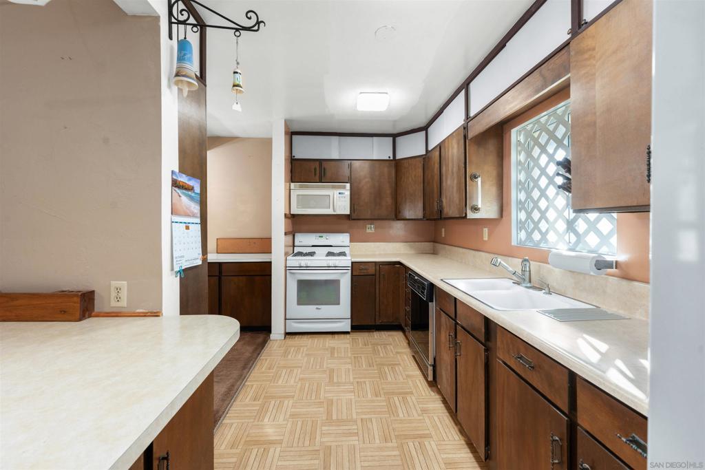 Properties 3 606 Tangerine Dr
