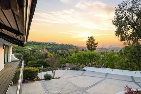 Photo of 31673 Foxfield Dr, Westlake Village, CA 91361 (MLS # SR26032163)