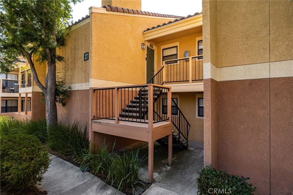 This beautiful move in ready upstairs condo has so much to offer, including a BRAND new kitchen as of 2021! Located in a serene and privately gated community the homeowners association covers water and trash, so that’s one less thing to worry about. A washer and dryer are included in the asking price, and the unit comes with an assigned covered parking space (space 165) conveniently located nearby. Plus, with no upstairs neighbors, you’ll enjoy extra peace and privacy. The community offers fantastic amenities, including pools, a spa, a tennis court, a BBQ area, and lush greenbelts. You'll love the private balcony with peaceful views of trees and greenery. Inside, the layout includes a separate dining and living room, a spacious bedroom with mirrored closet doors, and a kitchen with a newer dishwasher. There’s also indoor laundry and a private mailbox area for added convenience. Outdoor enthusiasts will appreciate the nearby Pacific Walking Trail and Etiwanda Falls Hiking Trail, while those who love to shop will find Victoria Gardens and Ontario Mills just a short drive away. Plus, Ontario Airport is minutes from your doorstep. This move-in-ready condo has everything you need in a prime location.