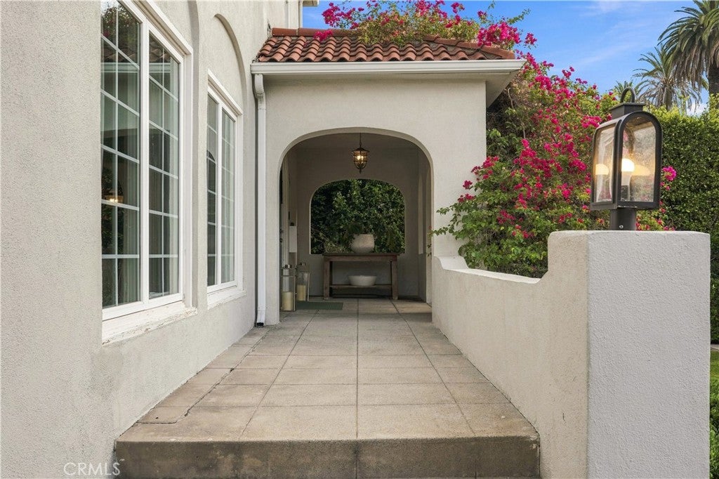 911 S Victoria Avenue, Los Angeles CA 90019