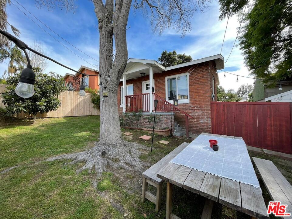 Adorably unique little brick cottage as a condo-alternative! Set up like a studio with: laundry, full kitchen & bath, private front & back yard, detached dry-walled garage + driveway parking. Relatively updated: elec panel, water heater, plumbing. Centrally-located in N. Inglewood/ near View Park. Walk 7 houses down to the beautiful 55 acre Ed Vincent Jr Park park w/ tennis, running, playground, pump park, pool & more. Walkable to Sunday Gravy, 1010Wine & Fiesta Martin Mexican Grill. 5 mins to SoFi/Rams Football Stadium & Kia Forum. Close to Metro, freeways (405,90,10), beaches, downtown, Venice Beach, Marina Del Rey, Culver City & 4 miles to LAX. (NOT a TIC- regular financing accepted.) Listing Agent is also the owner.