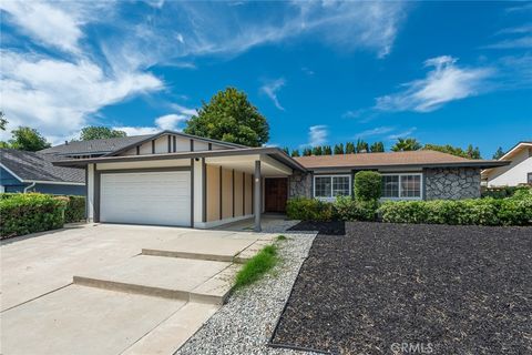 Photo of 65 Pinewood Avenue, Oak Park, CA 91377 (MLS # SR26059894)