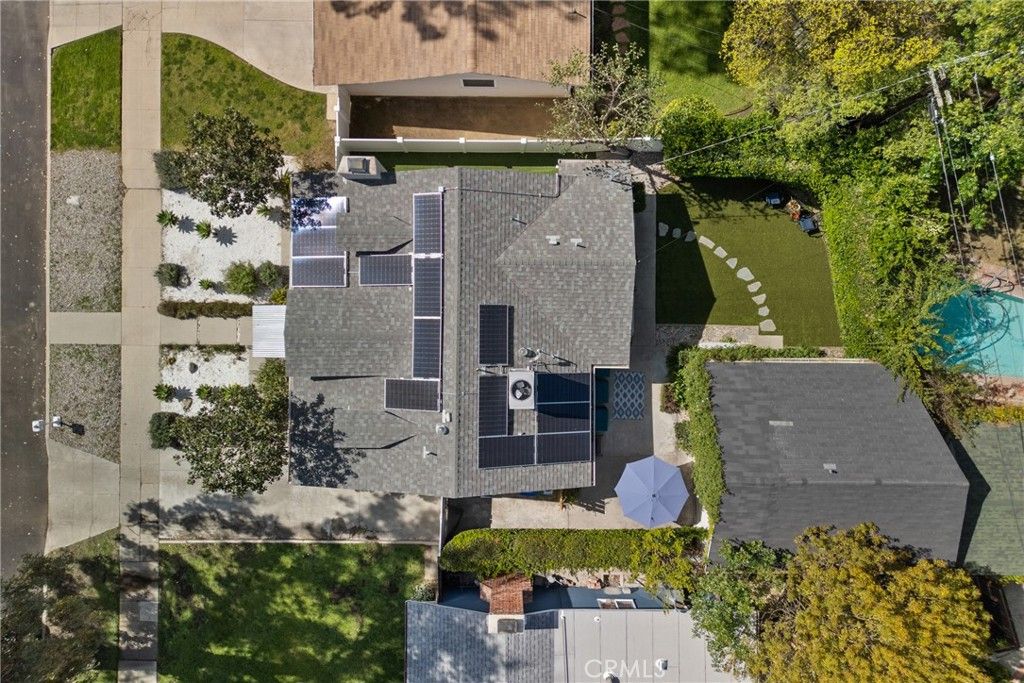 Photo of 5141 Comercio Ave, Woodland Hills, CA 91364 (MLS # SR26087929)