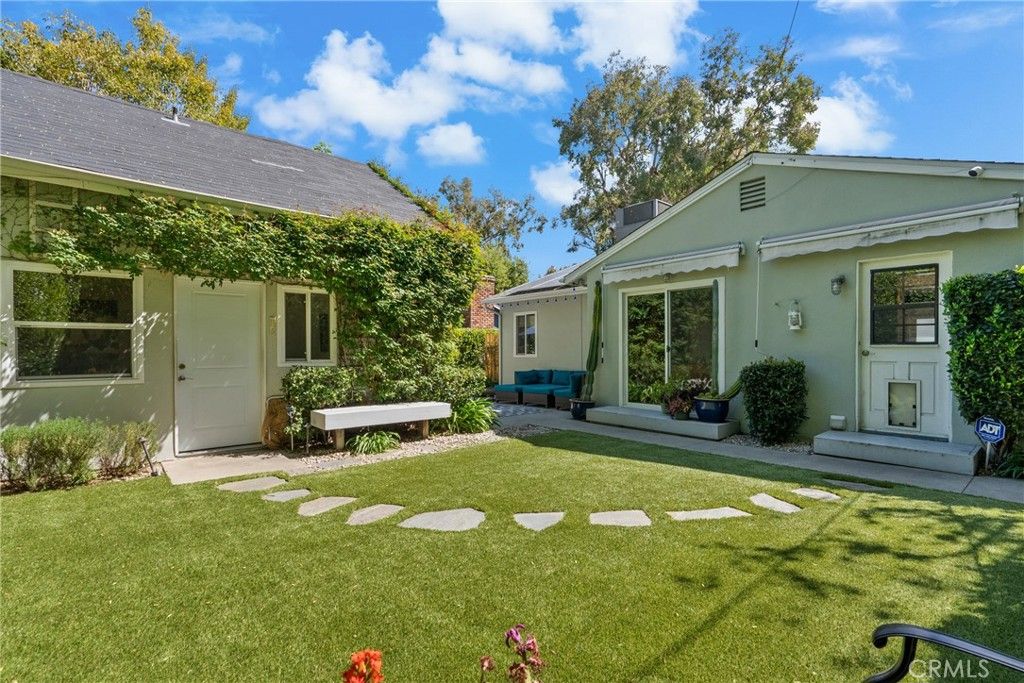 Photo of 5141 Comercio Ave, Woodland Hills, CA 91364 (MLS # SR26087929)