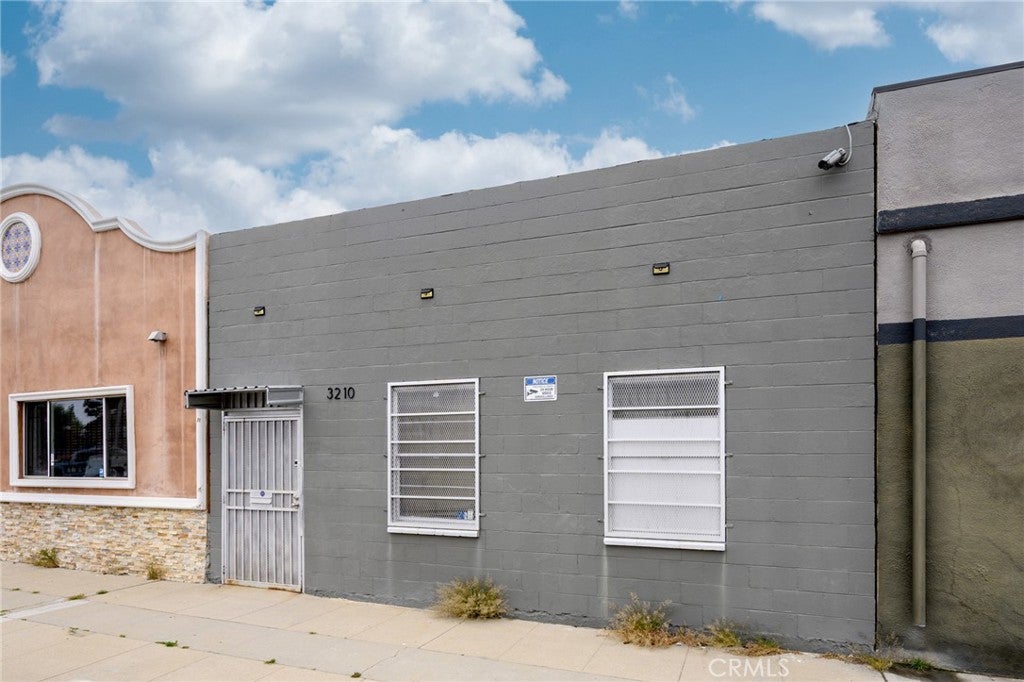 3210 N San Fernando