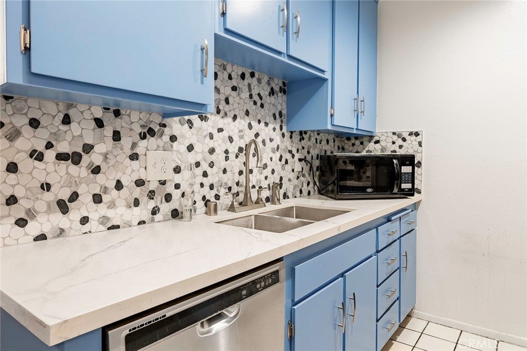 3565 Linden 208