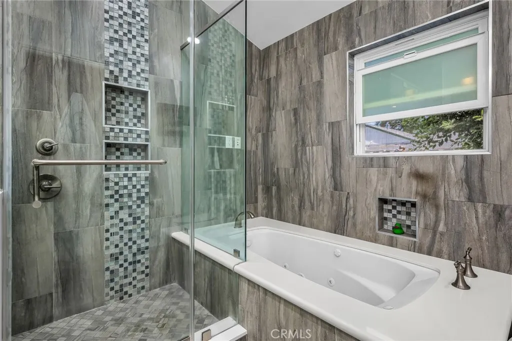 Encino, California 91316, United States, 3 Bedrooms Bedrooms, ,3 BathroomsBathrooms,Residential,Active,173600