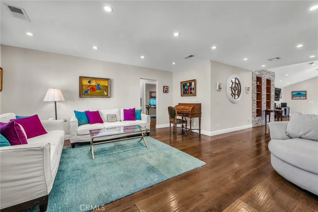 Encino, California 91316, United States, 3 Bedrooms Bedrooms, ,3 BathroomsBathrooms,Residential,Active,173600