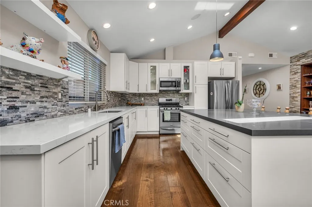 Encino, California 91316, United States, 3 Bedrooms Bedrooms, ,3 BathroomsBathrooms,Residential,Active,173600