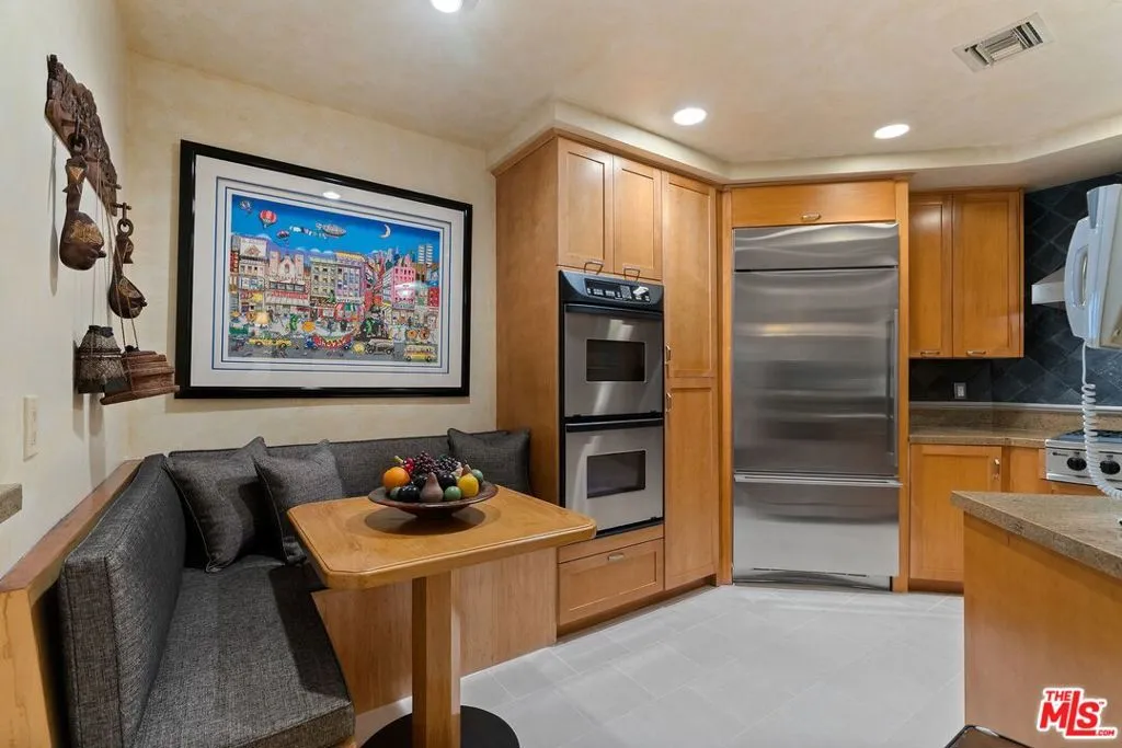 Beverly Hills, California 90210, United States, 2 Bedrooms Bedrooms, ,3 BathroomsBathrooms,Residential,Active,190523