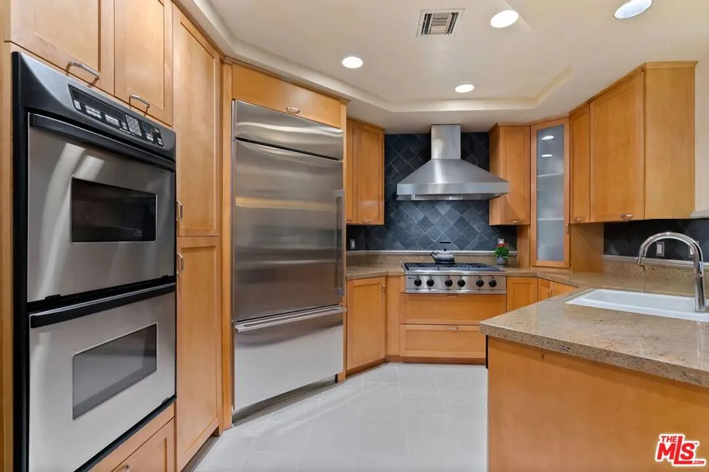 Beverly Hills, California 90210, United States, 2 Bedrooms Bedrooms, ,3 BathroomsBathrooms,Residential,Active,190523