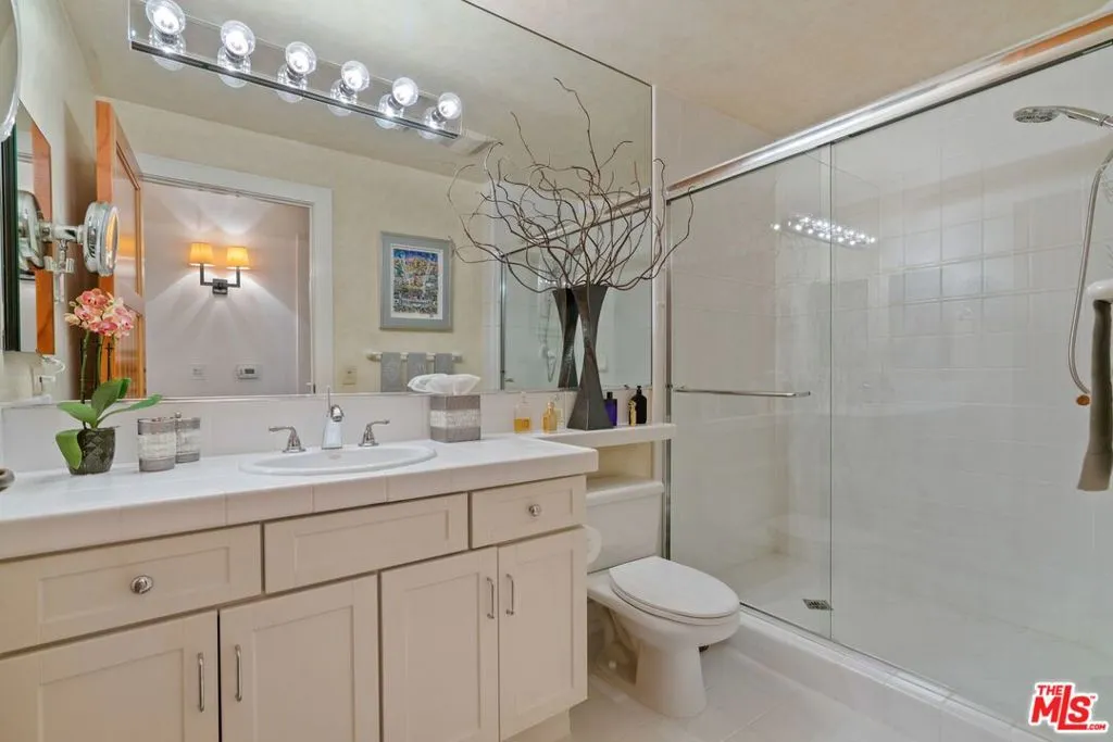 Beverly Hills, California 90210, United States, 2 Bedrooms Bedrooms, ,3 BathroomsBathrooms,Residential,Active,190523