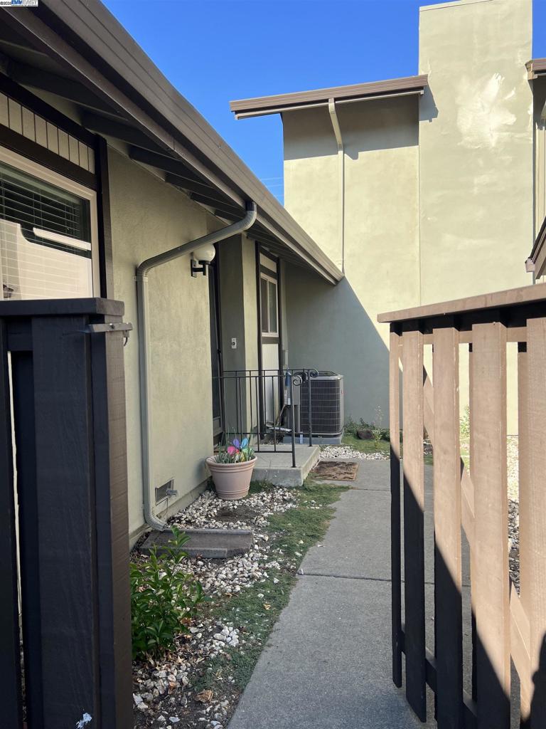 One level end unit townhouse in sought after Countrywood community. Updated kitchen/bathrooms and windows, with new hardwood floor in open floor plan. Great for investment or live in. Walk to Countrywood shopping mall, Heather Farm Park and BART, close to freeway access, perfect location. One of the best deals in Walnut Creek.