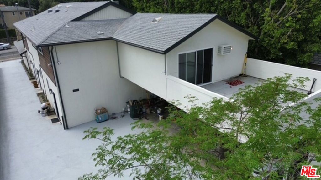 Properties 2 960 N Los Robles Avenue