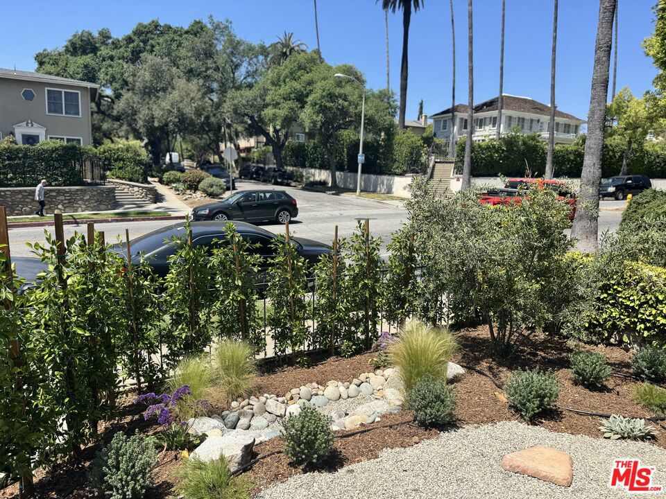 Properties 4 960 N Los Robles Avenue