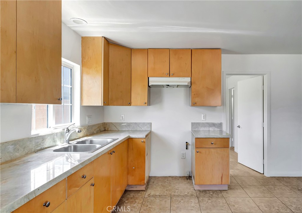 This recently painted and remodeled 1-bedroom, 1-bathroom unit offers a comfortable 552 square feet of living space, ideal for individuals or couples. It features a dedicated dining area, brown cabinets, and granite countertops in the kitchen, blending functionality with a modern touch. The bedroom is finished with easy-to-maintain tile flooring, and the bathroom includes a clean, updated shower with a beautiful tile finish. Conveniently located near local schools, shopping, and public transportation, this unit is move-in ready and perfect for everyday living.