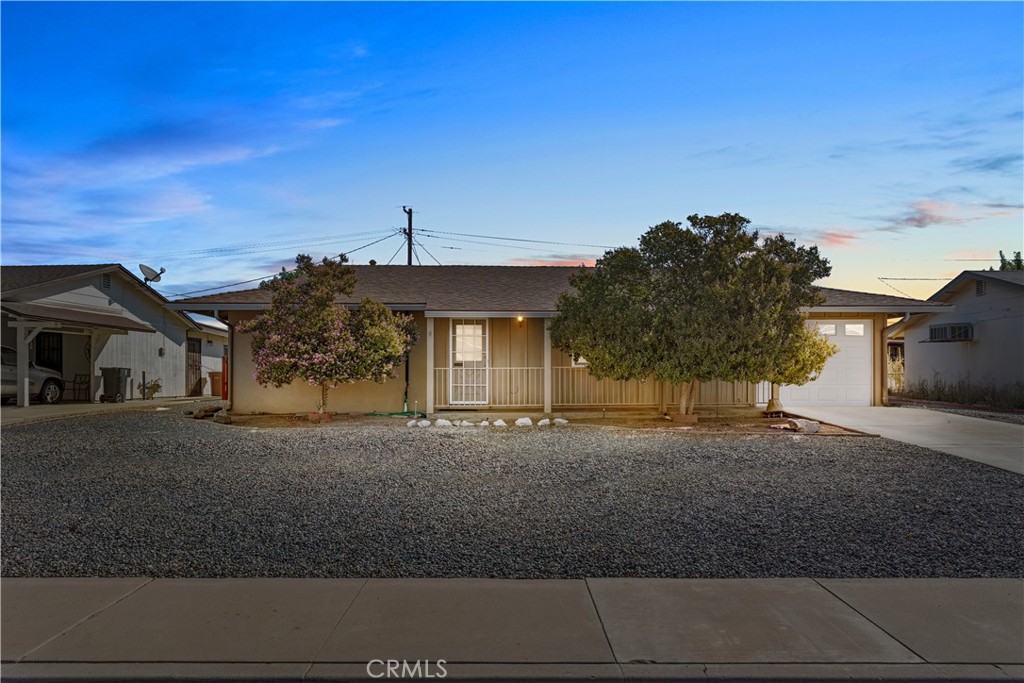 Welcome to this charming 2-bedroom, 1-bath turnkey beauty located in the heart of Kern City's vibrant 55+ community. This home is immaculate and move-in ready, offering a low-maintenance lifestyle perfect for active adults.Enjoy access to resort-style amenities including a clubhouse, sparkling pool, fitness center, and golf courseall just steps from your door. Whether you're looking to relax, stay active, or socialize, this community has it all.Conveniently situated near dining, shopping, and everyday essentials, this home blends comfort with convenience in one of Bakersfield's most desirable active adult neighborhoods.
Don't miss your chance to live the lifestyle you deserve, schedule your showing today!