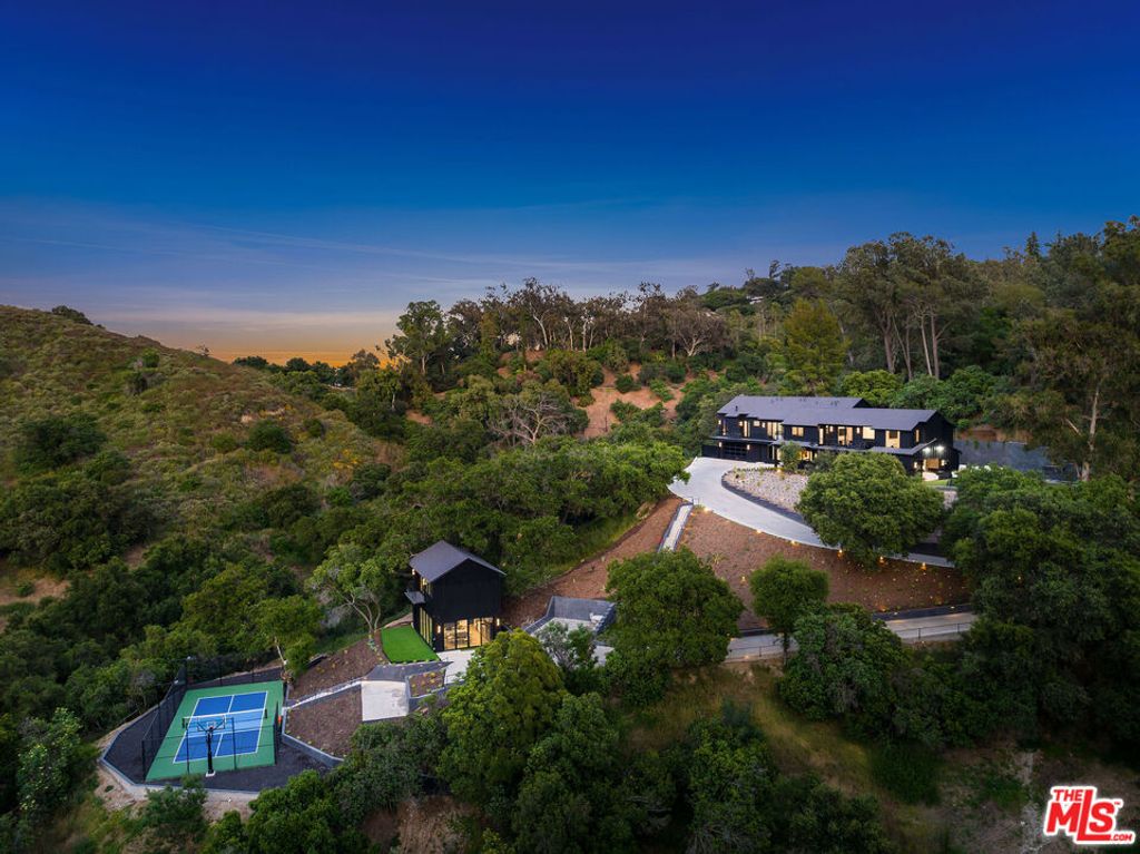 Photo of 3140 Coldwater Canyon, Studio City, CA 91604 (MLS # 25611531)