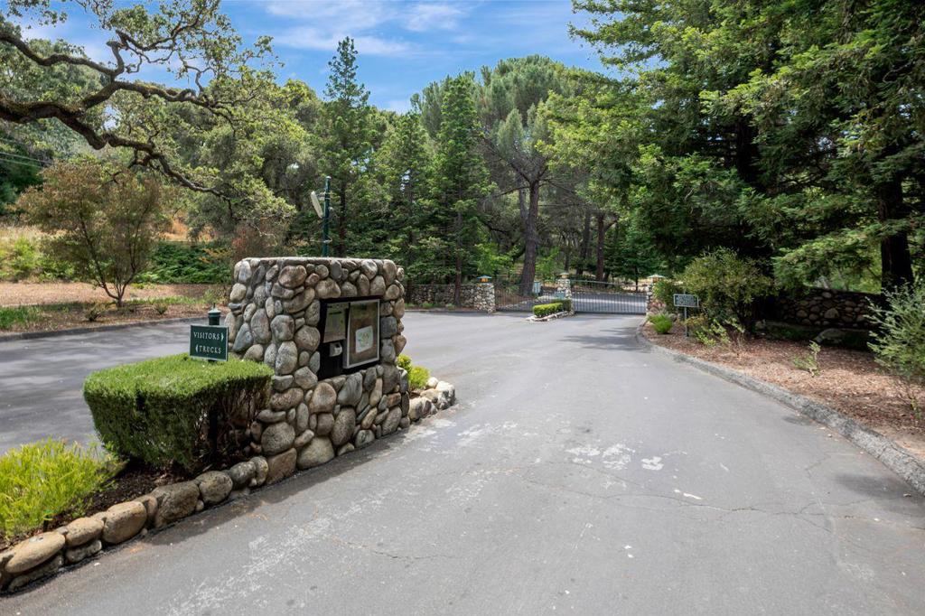 17 Sleepy Hollow Drive