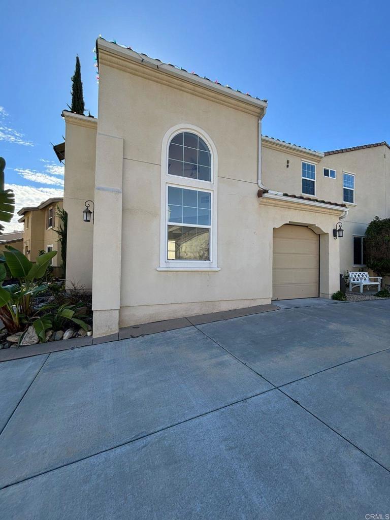 Experience luxury living in this 1 Bedroom, 1 Bath Casita with its own 1-Car Garage, nestled in the heart of Rolling Hills Ranch—a premier cul-de-sac location surrounded by stunning multimillion-dollar homes. This private unit offers soaring ceilings, granite countertops, and upscale finishes throughout. A perfect blend of elegance, comfort, and exclusivity in one of Eastlake’s finest neighborhoods.