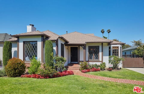 Photo of 1930 S BENTLEY Avenue, Los Angeles, CA 90025 (MLS # 26997509)