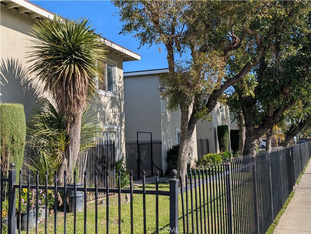 Photo of 1213 W Brook St, Santa Ana, CA 92703 (MLS # OC26030769)