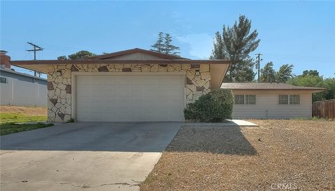 Photo of 15800 Inyo St, Victorville, CA 92395 (MLS # DW26105812)