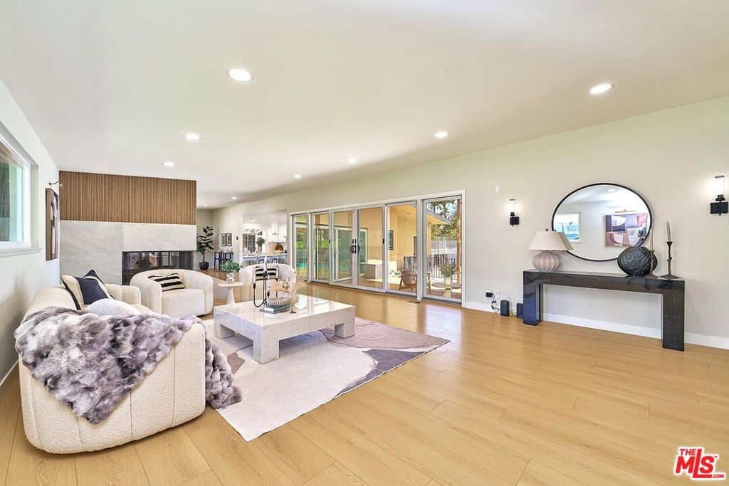 1908 Lyans Drive, La Canada Flintridge CA 91011