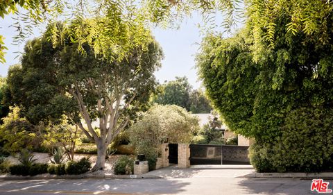 Photo of 1011 N Hillcrest Road, Beverly Hills, CA 90210 (MLS # 26670005)