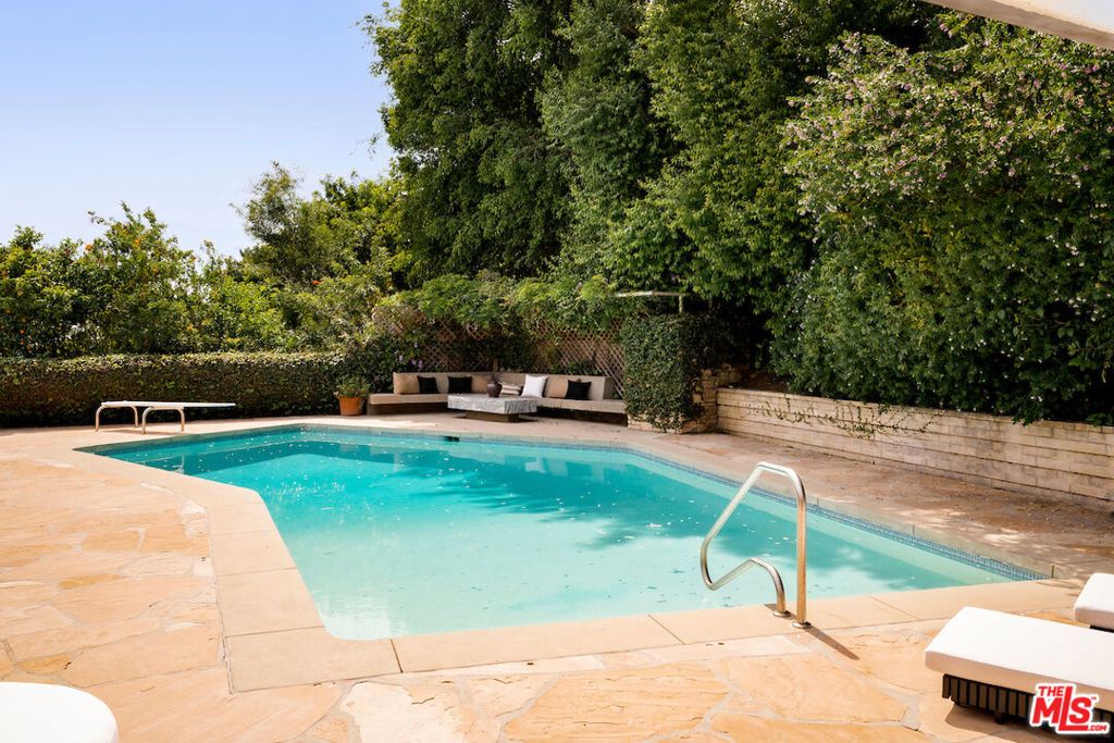 Photo of 1011 N Hillcrest Road, Beverly Hills, CA 90210 (MLS # 26670005)