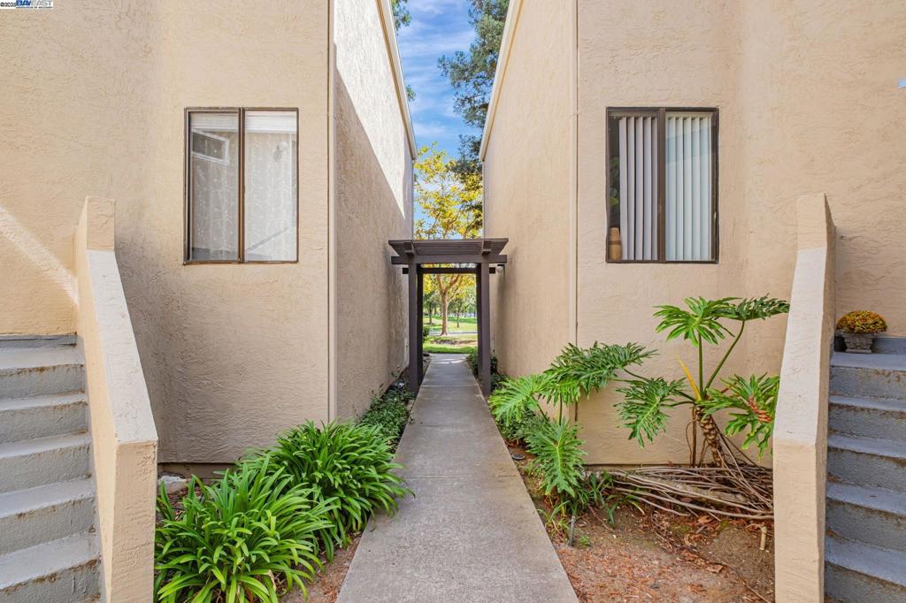 Perfect location, centrally located near Central Park, 680/880 freeway, library, restaurants and malls. Top notch Fremont school district.
