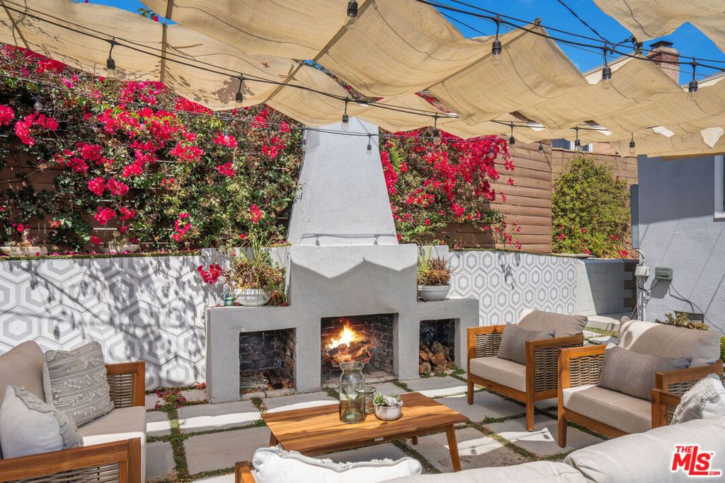 Photo of 4949 Onaknoll Avenue, Los Angeles, CA 90043 (MLS # 25623931)