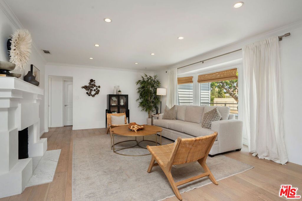 Photo of 4949 Onaknoll Avenue, Los Angeles, CA 90043 (MLS # 25623931)