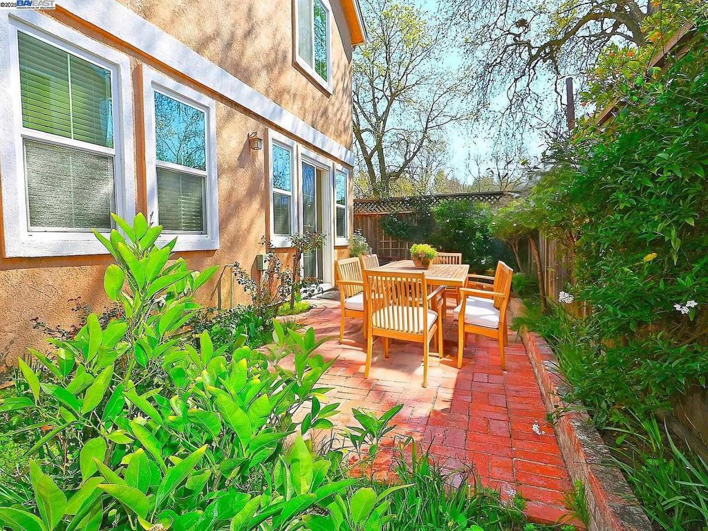 TOWN SQUARE - Residential