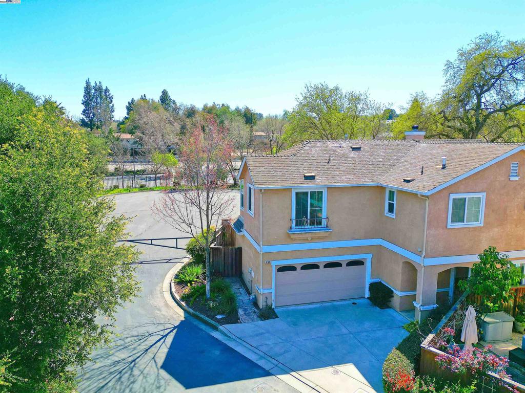 TOWN SQUARE - Residential