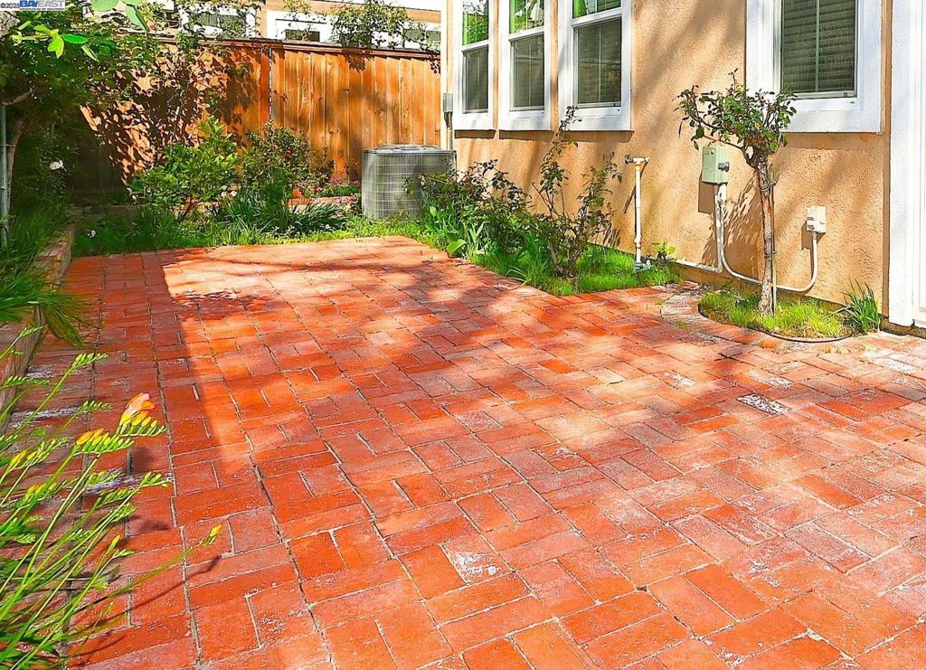 TOWN SQUARE - Residential