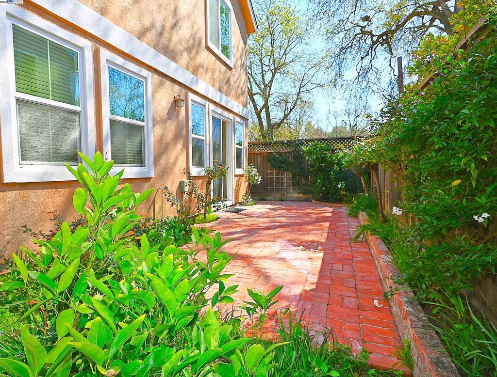 TOWN SQUARE - Residential