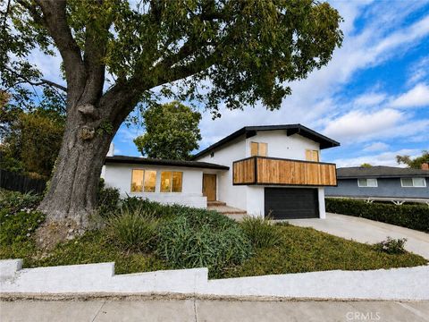 Photo of 4296 Avenida Amelgado, Thousand Oaks, CA 91360 (MLS # SR26096908)