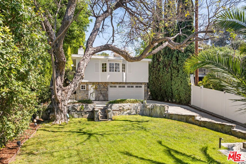 Photo of 11250 Sunshine Terrace, Studio City, CA 91604 (MLS # 26666171)