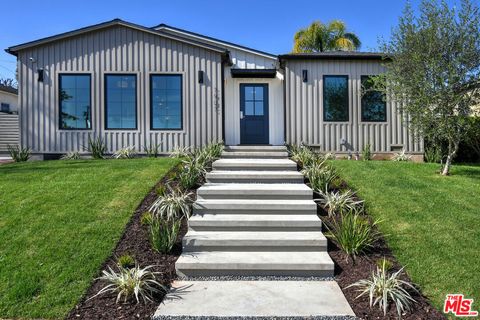 Photo of 7907 Vicksburg Avenue, Los Angeles, CA 90045 (MLS # 26789097)