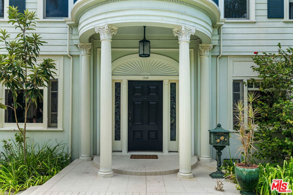 1939 N Hobart Boulevard
