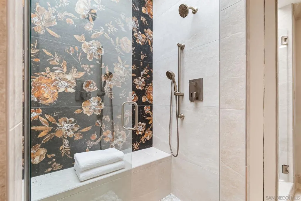 La Jolla, California 92037, United States, 2 Bedrooms Bedrooms, ,3 BathroomsBathrooms,Residential,Active,221991