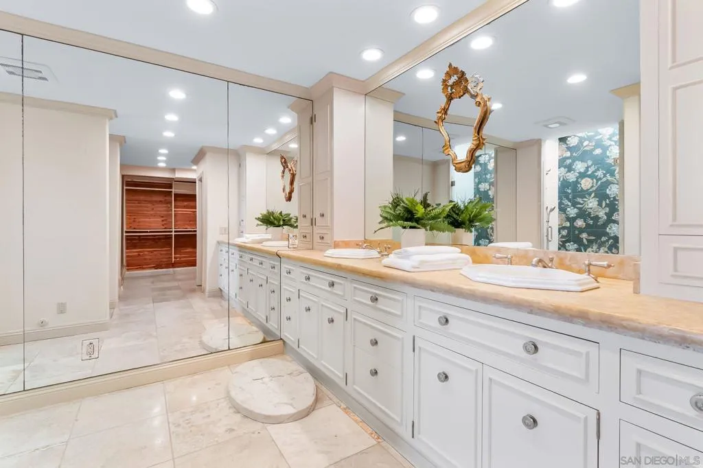 La Jolla, California 92037, United States, 2 Bedrooms Bedrooms, ,3 BathroomsBathrooms,Residential,Active,221991