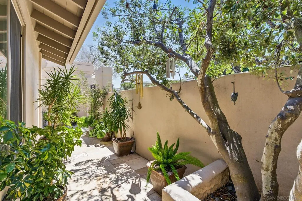 La Jolla, California 92037, United States, 2 Bedrooms Bedrooms, ,3 BathroomsBathrooms,Residential,Active,221991