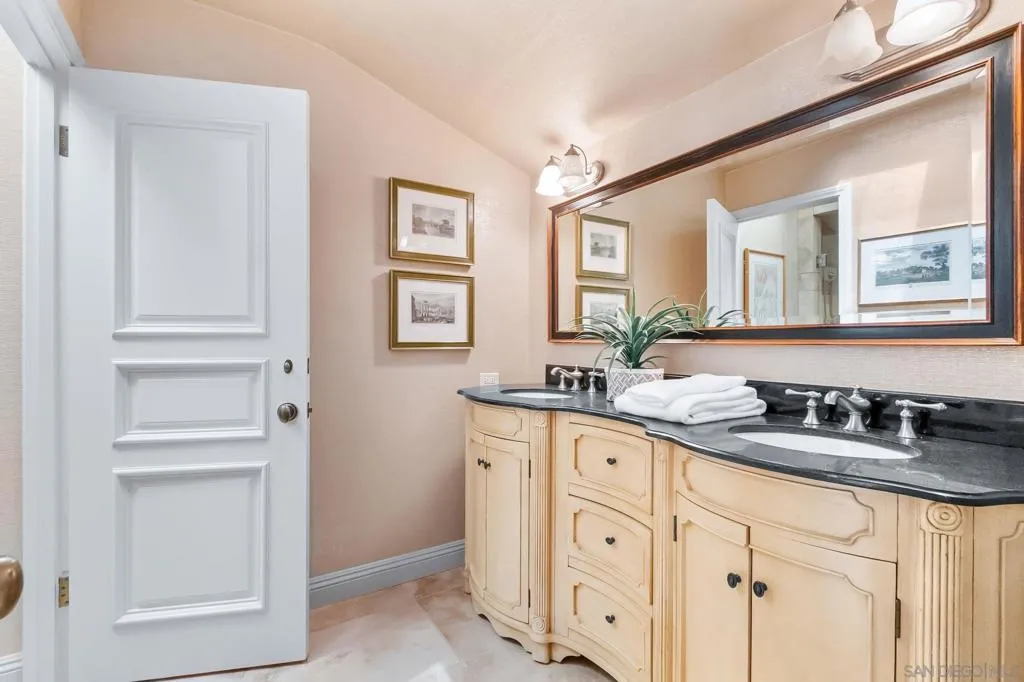 La Jolla, California 92037, United States, 2 Bedrooms Bedrooms, ,3 BathroomsBathrooms,Residential,Active,221991