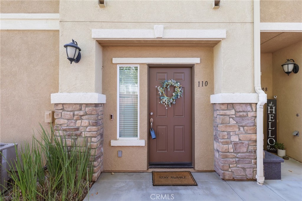Turn-key Lake Elsinore condo features 2 bedrooms and 2 bathrooms, an open floor plan with abundant natural light that highlights stunning views. The sizeable living area is perfect for entertaining and family time, while the separate dining area opens to a generous covered patio overlooking the community park and Lake Elsinore. Catch mesmerizing sunsets each evening. The kitchen offers extensive counter space and ample cabinet storage. Retreat to a large primary bedroom with an ensuite bath, dual sink vanity, and a spacious walk-in closet. This unit includes a one-car driveway and a direct-access garage with overhead storage racks. Prime location steps from the community park and near convenient parking options. Short stroll to additional street parking off Sunset. Easy access to I-15, Lake Elsinore Storm Stadium, shopping, dining, and entertainment A quick 20-minute drive to Temecula and its renowned wine country. Welcome Home! LA is the owner.
