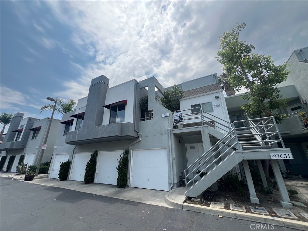 Excellent property in great area of Mission Viejo. This property has an extra room that can be used as a bedroom or office. Must see.