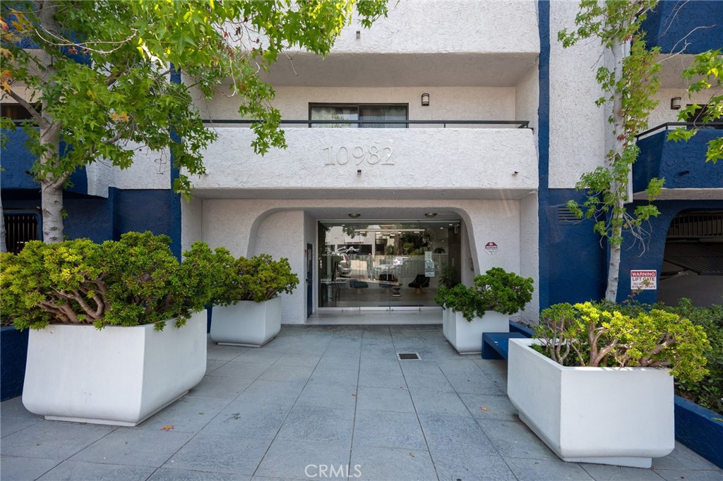 Welcome to this beautifully updated unit, offering a bright and airy living space with higher ceilings than the lower units for an open and spacious feel. Recently repainted, the unit also features a brand-new sink and food disposal, adding both style and function to the kitchen.
Interior Features:
*2 Bedrooms & 2 Bathrooms
*Dishwasher, refrigerator, and electric oven (no gas)
*Furniture can be removed upon request
Utilities & Amenities:
*Water and trash included
*Tenant pays for electricity
*Access to 3 shared laundry rooms
*Cats allowed – $800 pet deposit per pet
Parking & Move-In Details:
*Gated garage with 2 parking spots included
*Tenant to pay move in fee and deposit to HOA
Community Perks:
*Clubhouse
*Fitness center (Gym)
*Swimming pool
Enjoy comfort and convenience in a prime location near UCLA and Whole Foods, with great community features and thoughtful upgrades throughout.