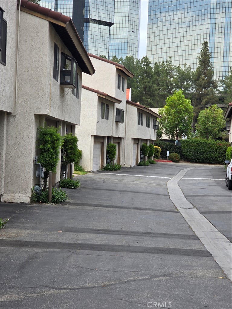 Properties 1 5800 Owensmouth Avenue 21