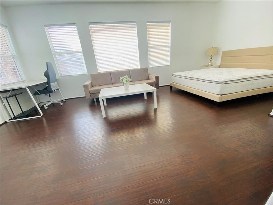 Fully Furnished 5-Bedroom, 3-Bath Home Near UCR – Prime Location in Moreno Valley, 4 bedrooms upstairs with one bedrooms downstairs with a guest bathroom on the first floor as well,Close to to shopping mall/park/fwy(60,215,91)/Costco, this spacious home offers both comfort and unbeatable convenience.